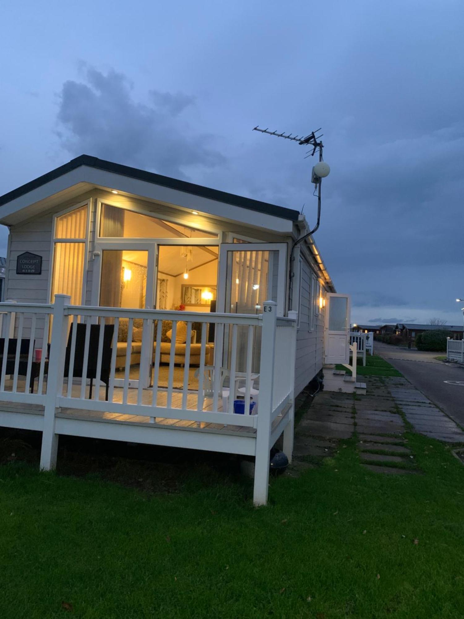 Luxury 2 Bed Lodge Sleeps Up To 6, Free Parking, Wi-Fi, E3 Whitehouse Leisure Park Towyn Kinmel Bay Exterior foto